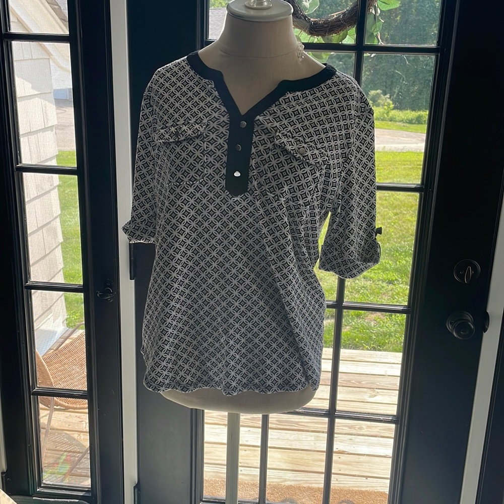 Black and White Quarter Sleeve Shirt Size: Large Brand: Croft and Barrow